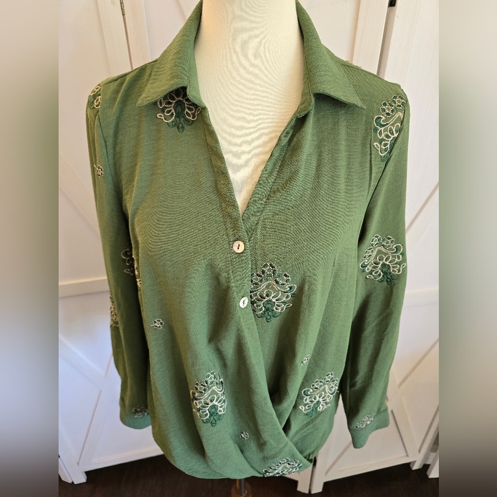 Figueroa & Flower Green Embroidered Spread Collar with Long Roll-Tab Sleeves - Picture 3 of 10